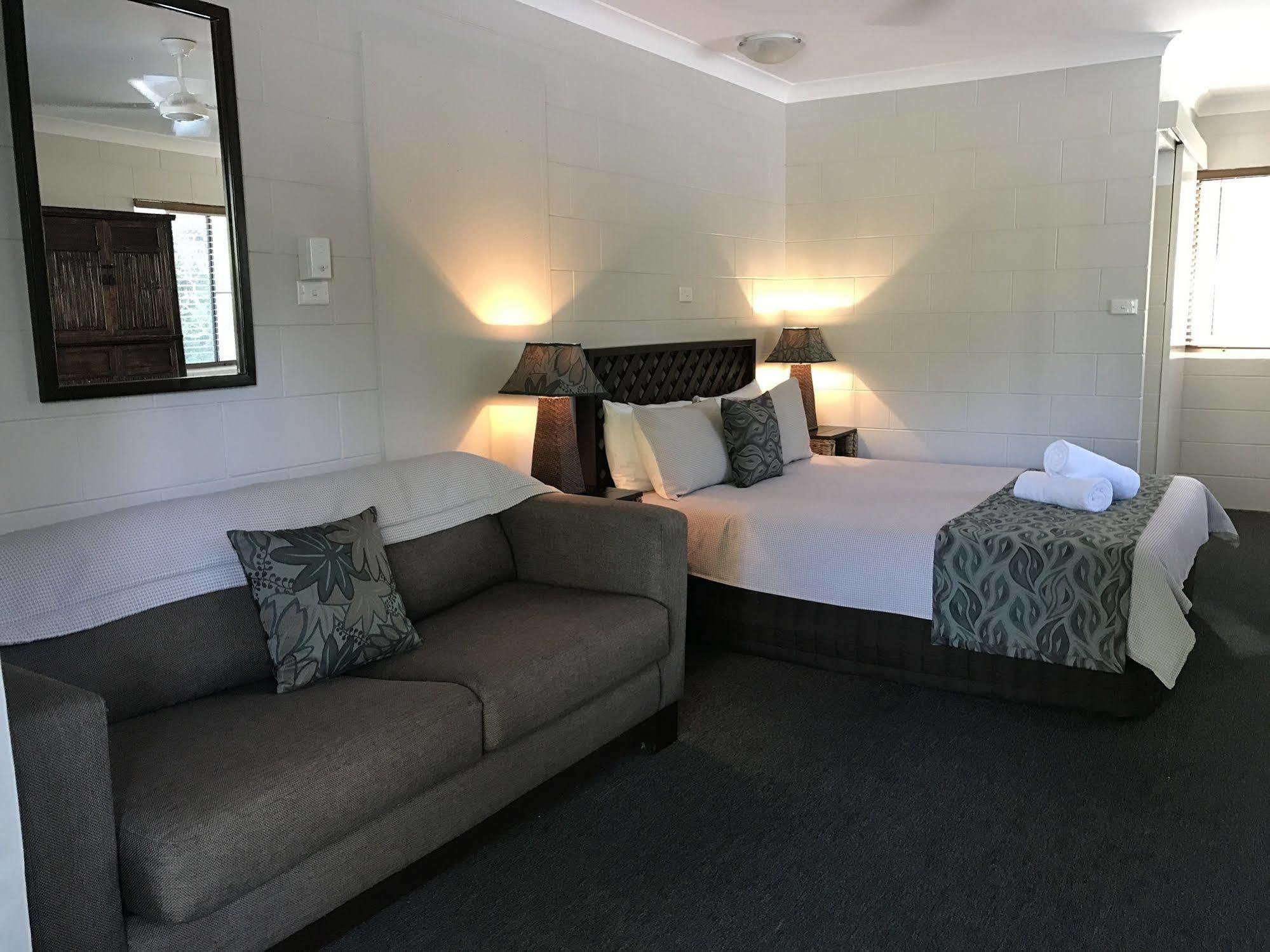 Bramston Beach Motel エクステリア 写真